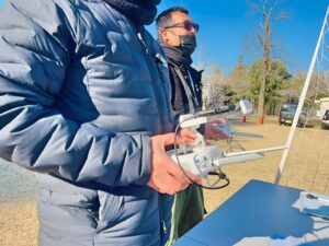 業務利用を想定した一等無人航空機操縦士講習で、高度な操縦訓練を行う風景