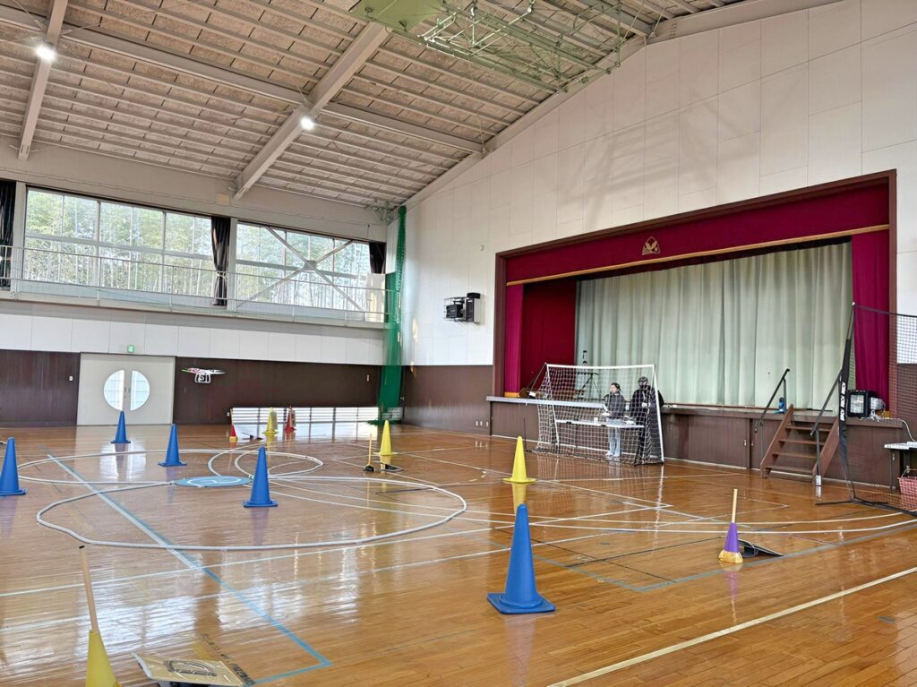 「飛行前点検」高度1.5m 四操舵（前後進・左右・両回転・上降昇）及びカメラ起動・映像転送の確認