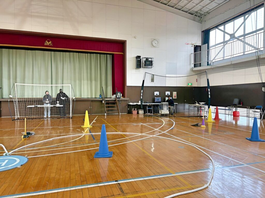 「実技審査」高度3.5m上昇後、ホバリングからスクエア飛行（四角）AからE地点へ速やかな移動を実施