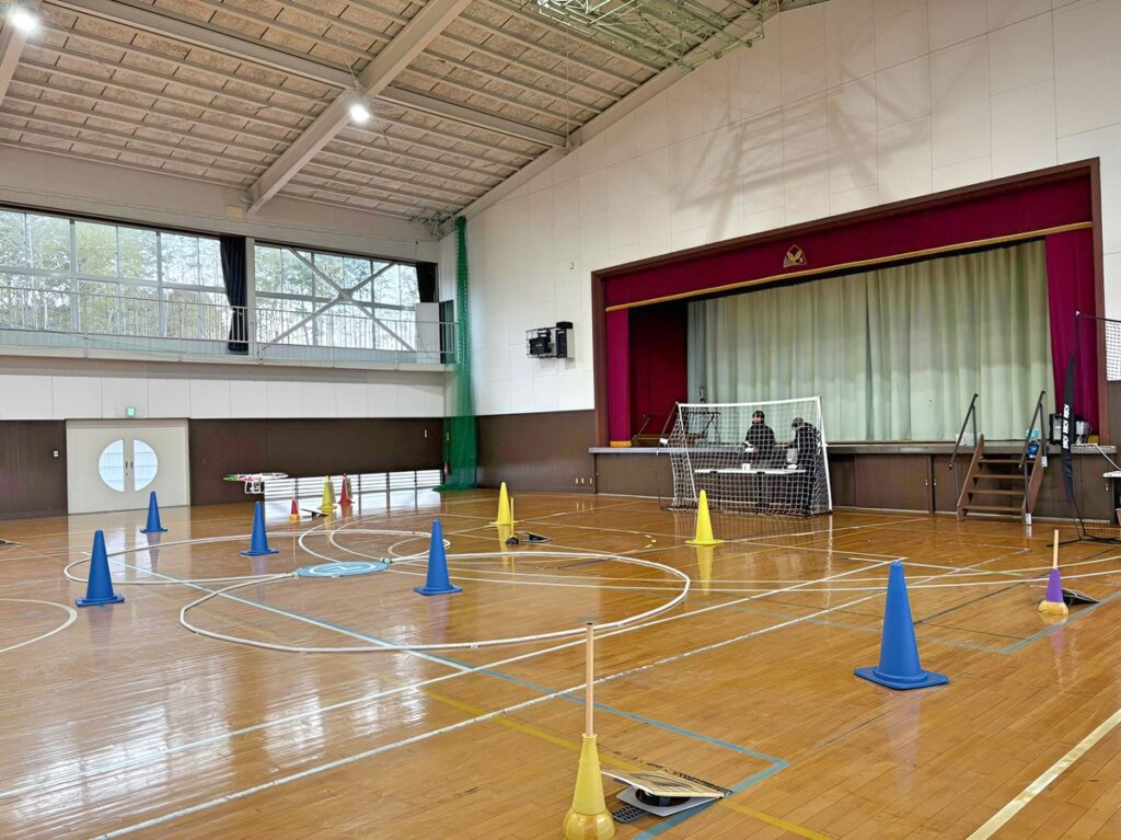 「飛行前点検」高度1.5m 四操舵（前後進・左右・両回転・上降昇）及びカメラ起動・映像転送の確認