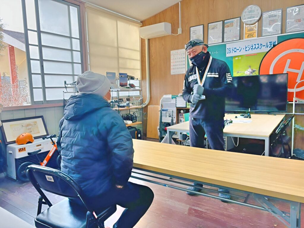 飛行訓練前ブリーフィング。その日の留意事項や、各自の課題を精査確認し中身のある飛行訓練にします