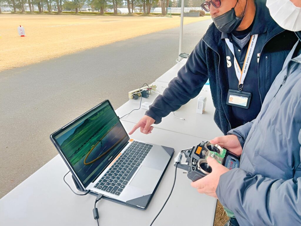 当て舵のコツとサークル（ピルエットや8の字飛行）の仕方をアドバイス。これを乗り切って実技行動です