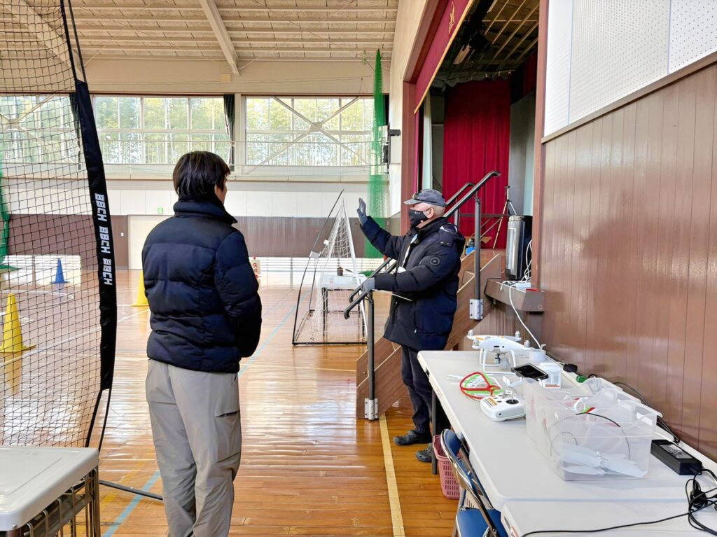 「口述審査」航空法・体調・飛行空域周辺・気象状況の確認。指差し目視を実施します