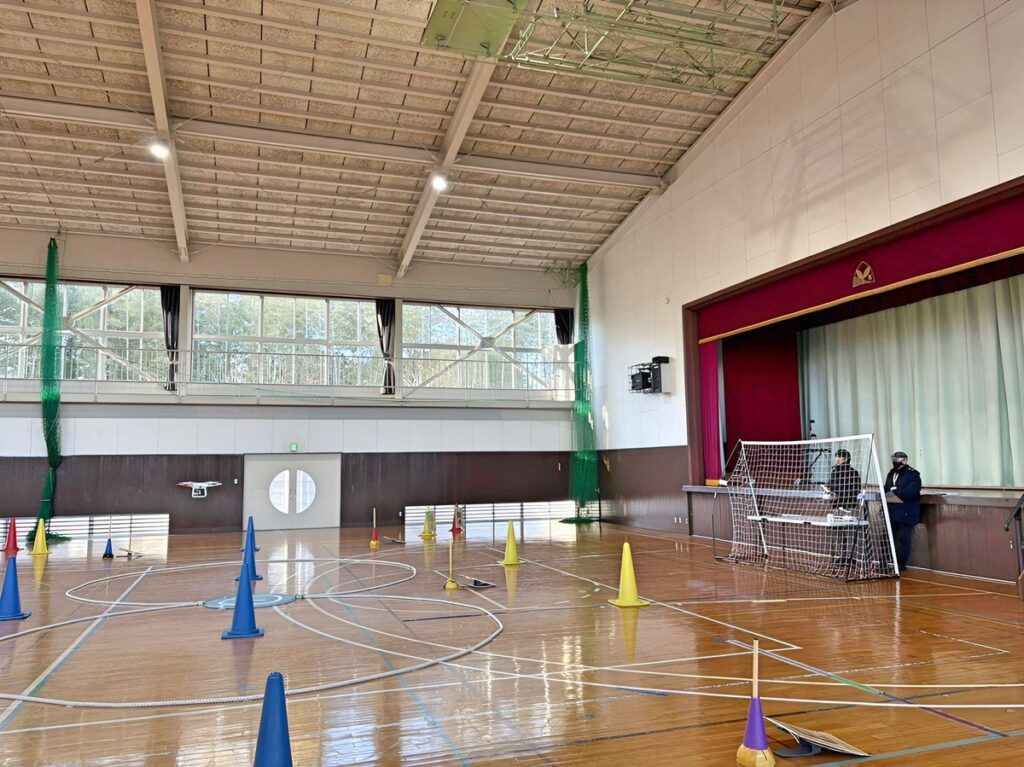 「飛行前点検」高度1.5m 四操舵（前後進・左右・両回転・上降昇）及びカメラ起動・映像転送の確認