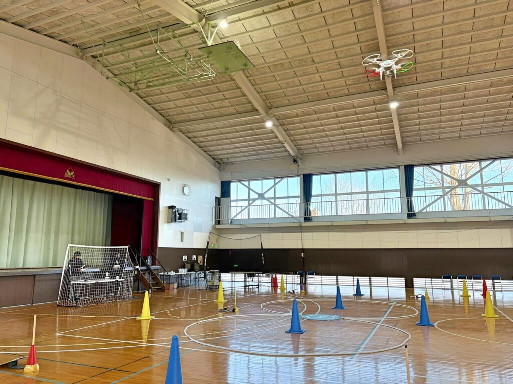 「実技審査」高度3.5m上昇後、ホバリングからスクエア飛行（四角）AからE地点へ速やかな移動を実施