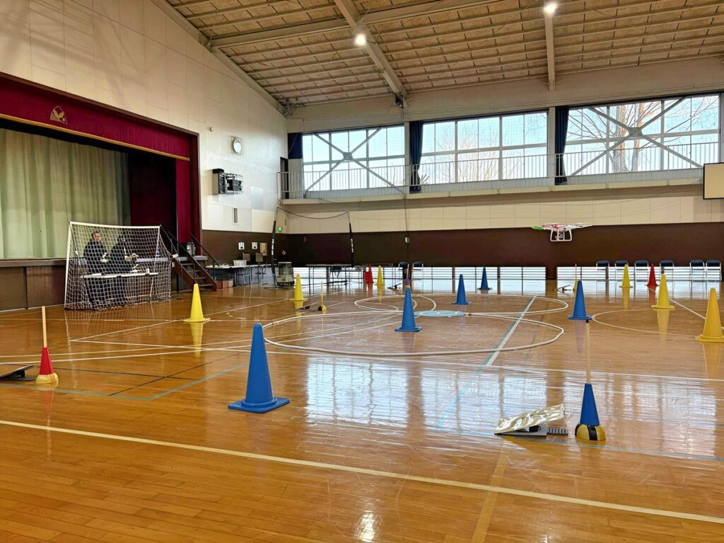 「実技審査」高度1.5m上昇後ホバリング・8の字飛行（時計周り、反時計回り）を2周。最も難操舵です