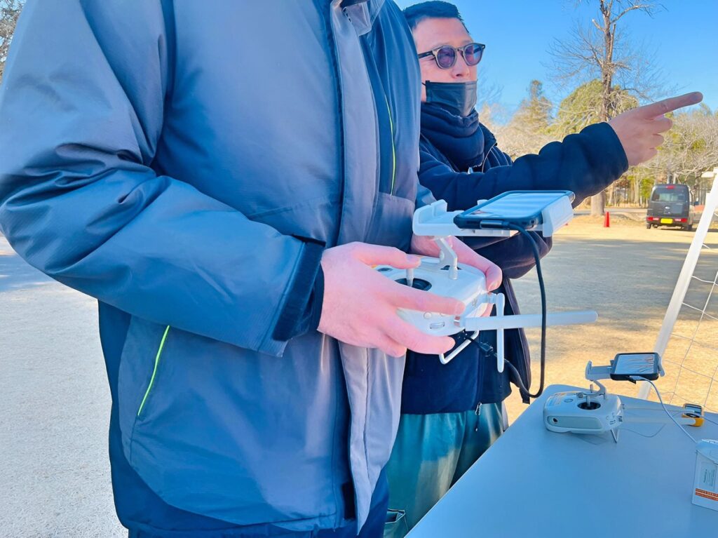 当て舵についてアドバイス中。一等合格のポイントは定点滞空です。滞空しない限り次の指示はでません