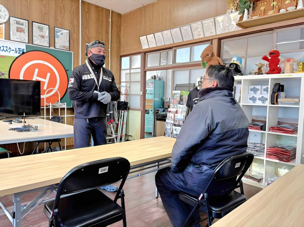 飛行前ブリーフィング。候補生の疑問や悩みなど他の候補生と共有し終日の課題としています