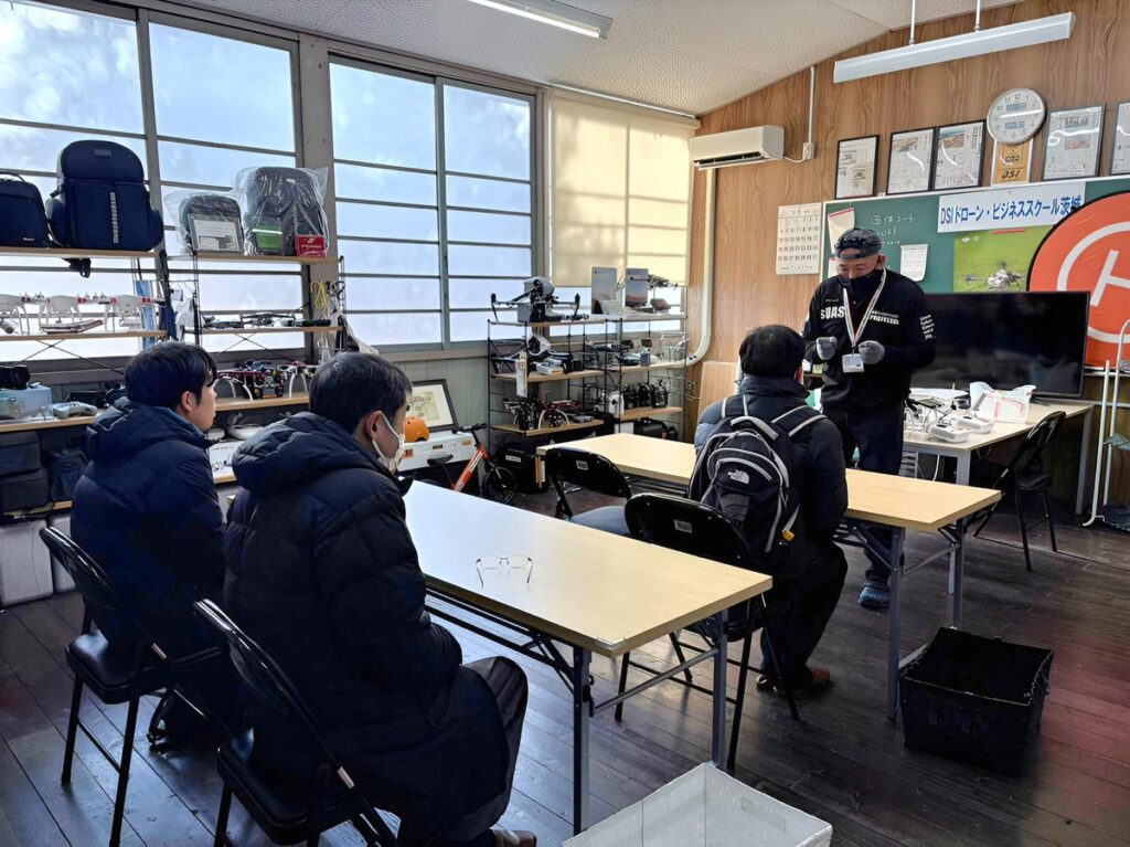 飛行訓練前ブリーフィング。飛行の留意事項、各自の課題、修検に向けての情報共有です