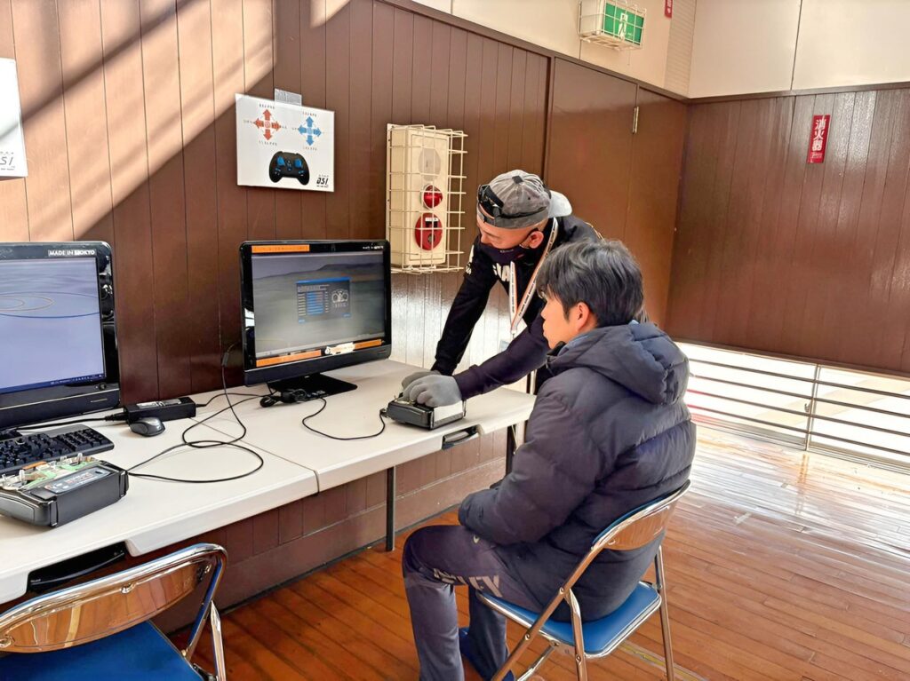 フライトシュミレーターを使用してドローン飛行に関するスティック操舵訓練です。左右を自在に操ります