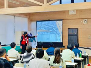 無人航空機操縦士 国家資格講習における座学講義の様子（ドローン点検映像を用いた解説）