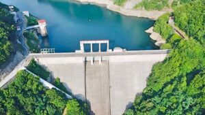 ダム堤体と貯水池を上空から撮影したドローンによるインフラ点検の空撮画像