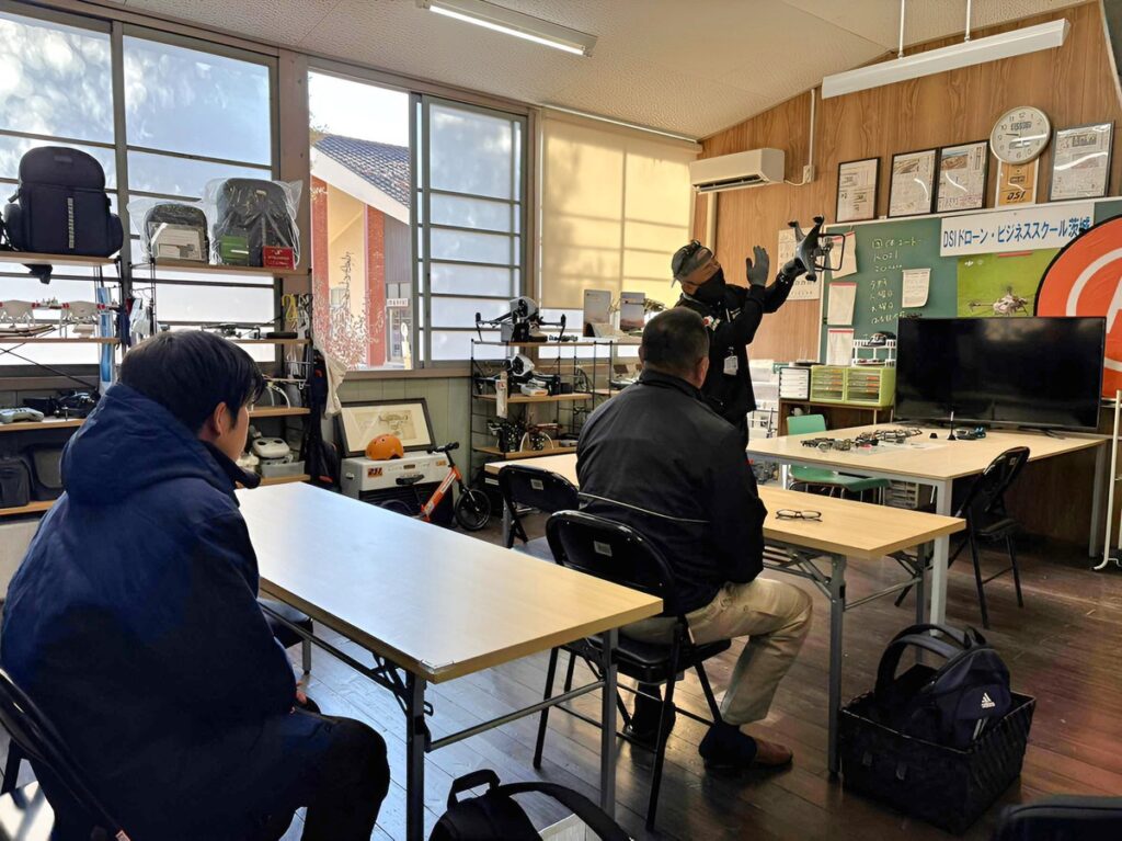 ドローン機動性について力説。この動作は試験合格に影響を与えるため、発話についつい気合が入ります