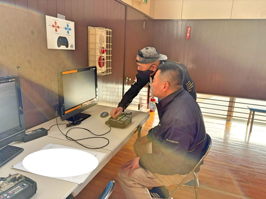 操舵入力角度を調整する訓練。ドローン操縦は、1mm2mm1メモリです。操舵は大変デリケートなんです