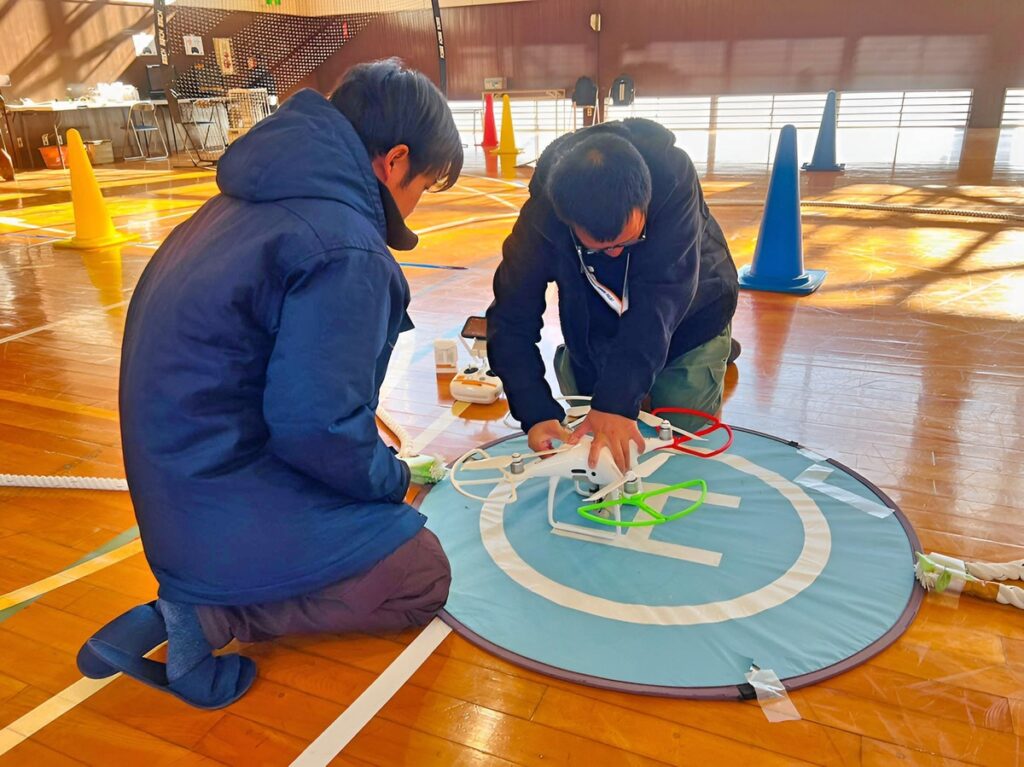 バッテリーが劣化し膨らみ過ぎて本体から逸脱せず、根性で引き抜くところです。ダメですねこのバッテリーは