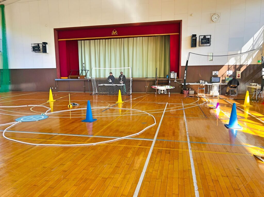 8の字飛行。機首正面、側面、対面と四方向に回転するため難易度の高い飛行になります