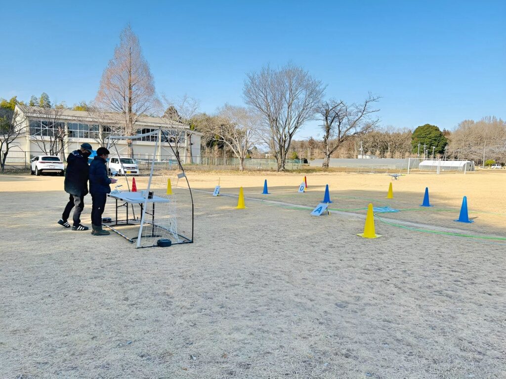 「飛行前点検」高度1.5m 四操舵（前後進・左右・両回転・上降昇）及びカメラ起動・映像転送の確認