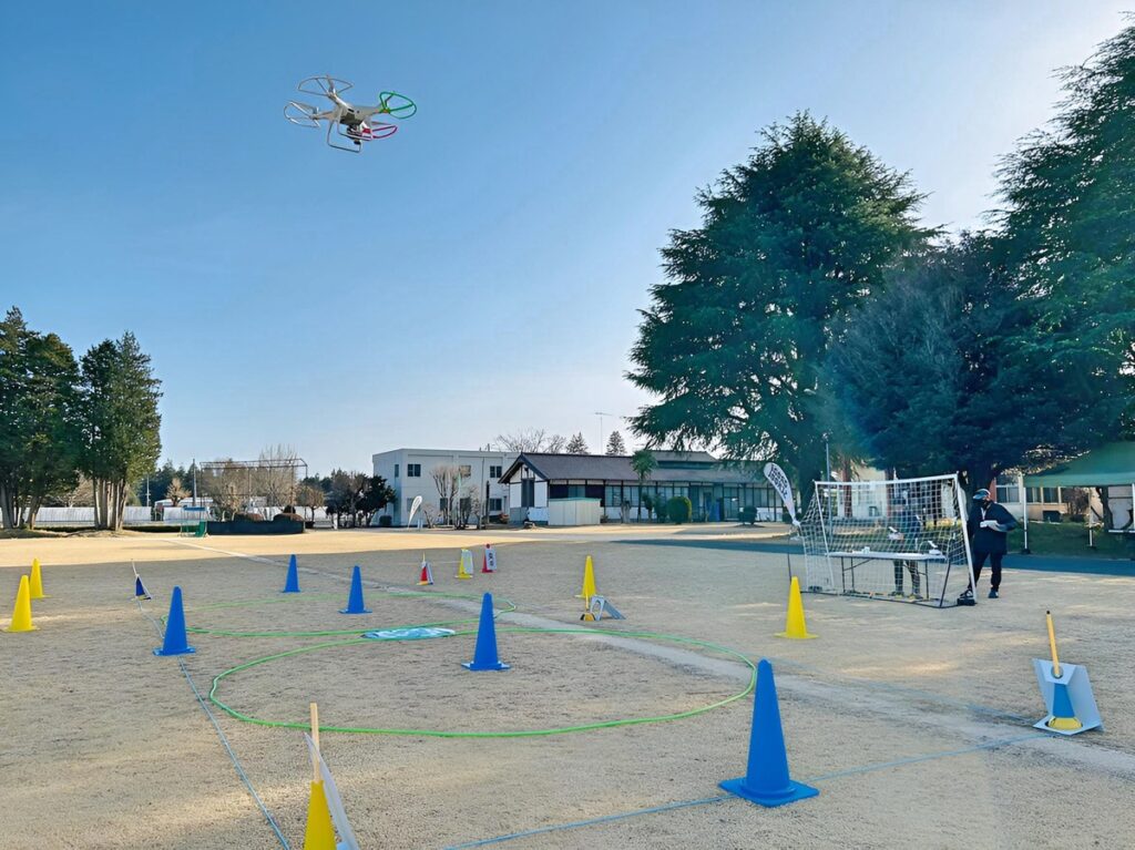 「実技審査」1.5mから3.5mの高度変化を伴うスクエア飛行（四角）。C-D地点の側面飛行がポイント