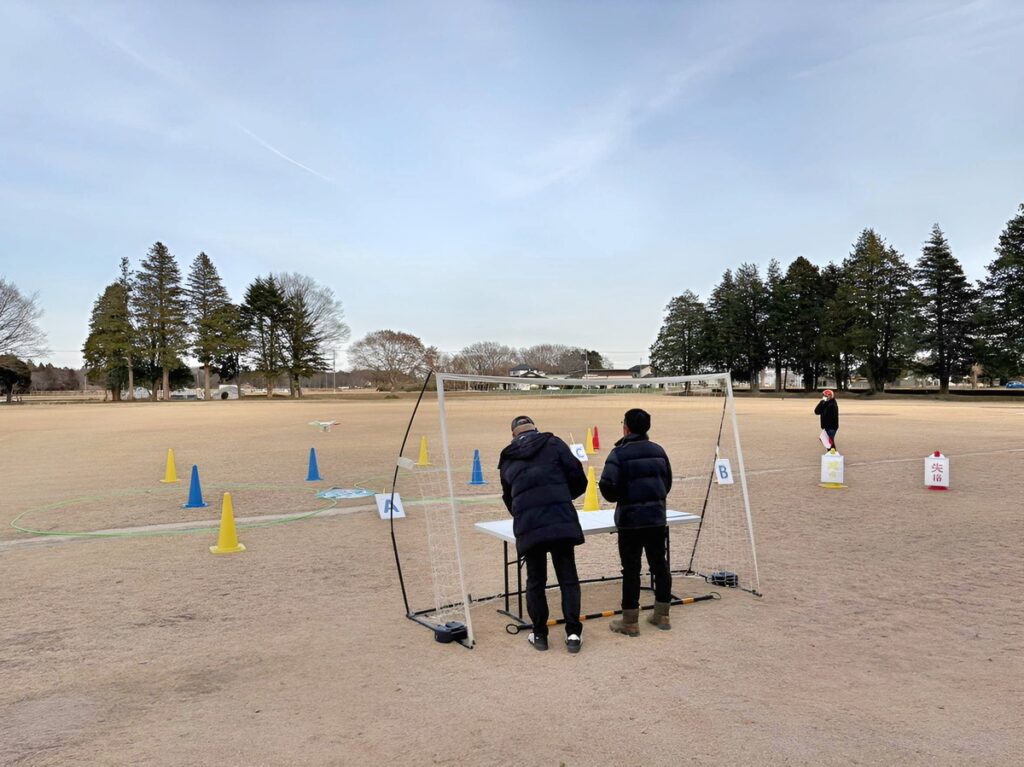 「実技審査」高度1.5m8の字飛行、約2周後緊急着陸指示。最短距離で平行移動後、緊急着陸