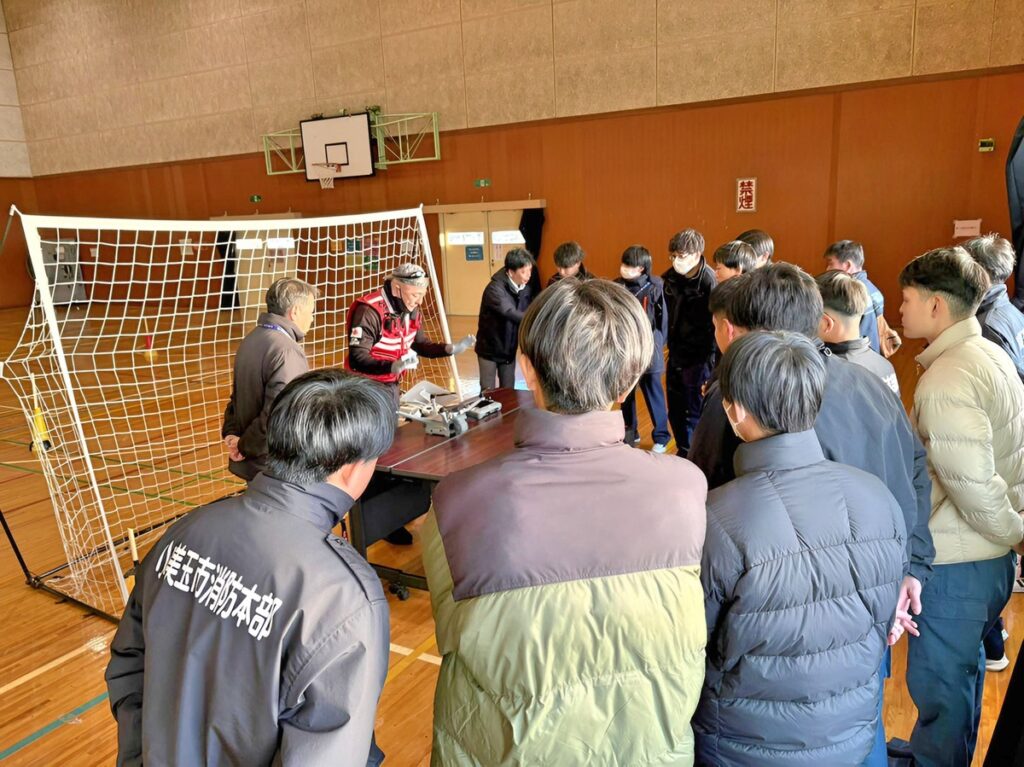 新型機を用いて「飛行前点検」を確認。特にバッテリーの扱い方をチェック。セルエラーは墜落を招くためです