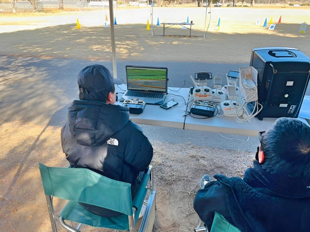 フライトシュミレーターは指の使い方、操舵手法の基礎を学習します。我流にならないよう基礎を叩き込みます