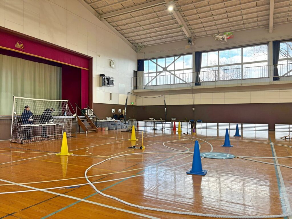 「実技審査」高度3.5m上昇後、ホバリングからスクエア飛行（四角）AからE地点へ速やかな移動を実施