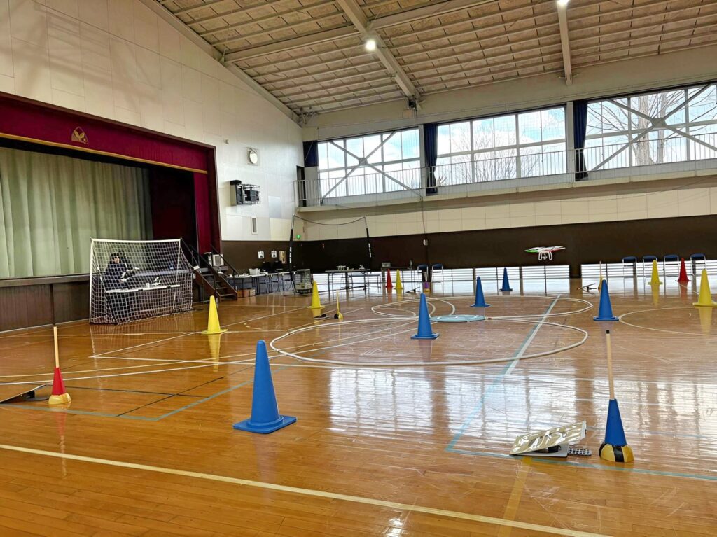 「実技審査」高度1.5m上昇後ホバリング・8の字飛行（時計周り、反時計回り）を2周。最も難操舵です