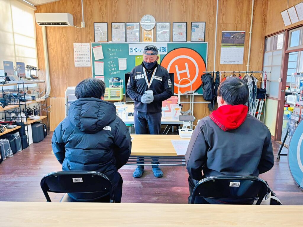 飛行訓練前ブリーフィング。各自のケアを中心に全体の流れを確認します。安瀬湾は最優先に