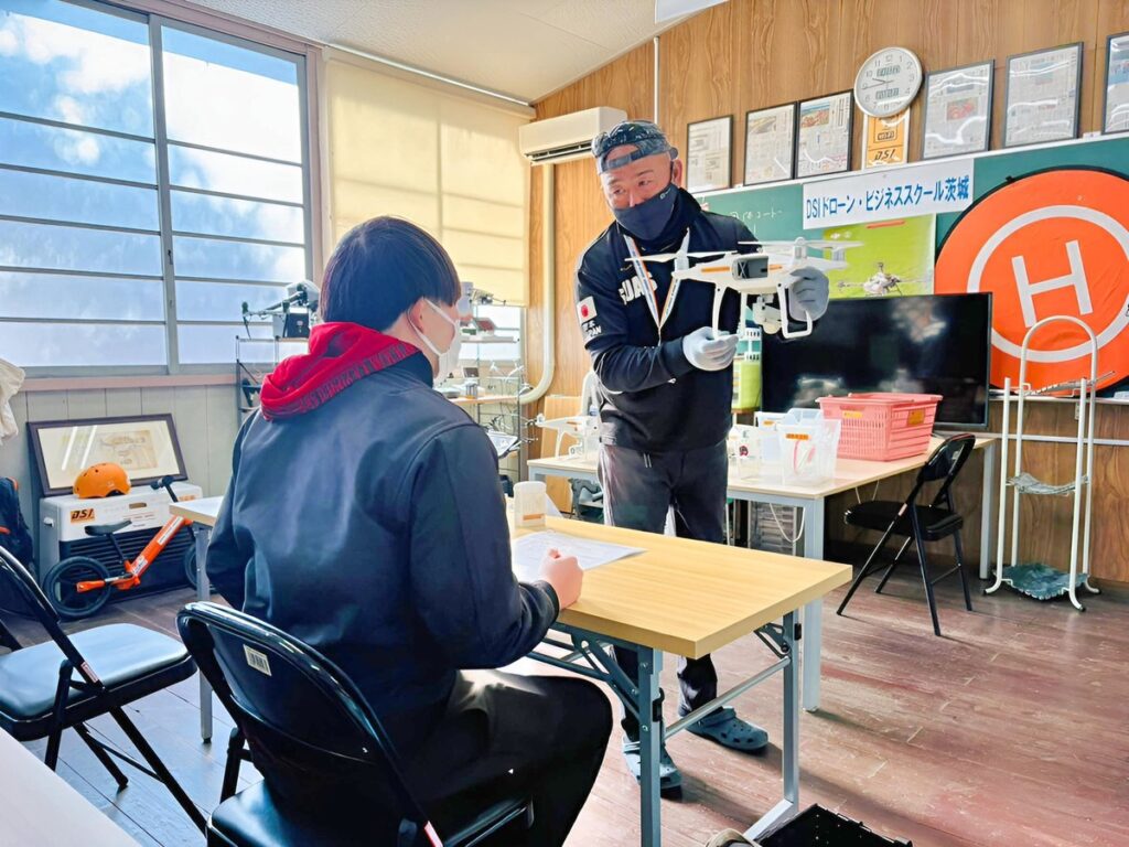 初日はオリエンから「飛行前後点検」から。同時にドローン機動性も学習して実地行動へ移行します