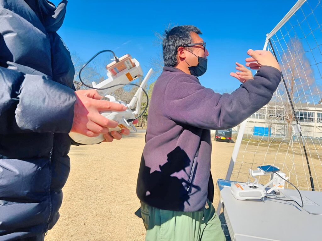 まさに体を張る教官。風速で流される機体は操舵介入してセンターを維持しなくてはなりません