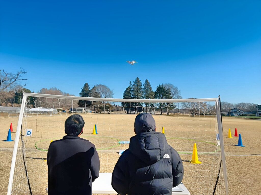 真っ青の空に溶け込むドローン。視界は良好ですが微風で機体を持ってかられますので1秒も油断出来ません