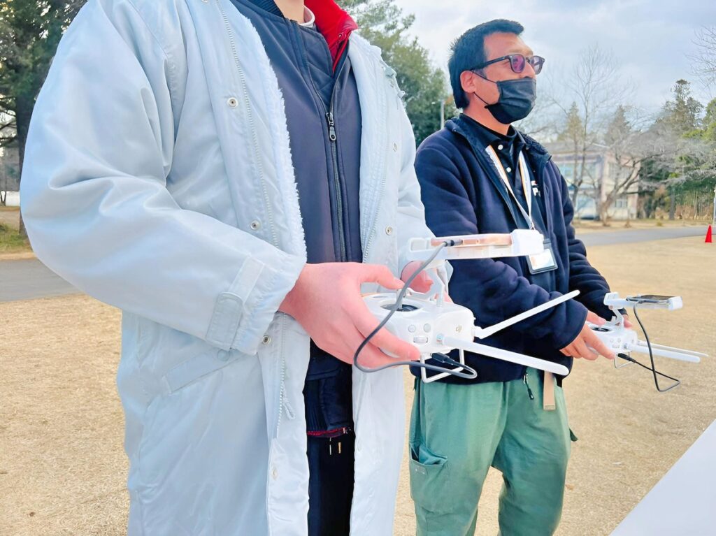 初めてのドローン操舵。最初はぎこちないですがすぐ慣れます。特にZ世代は