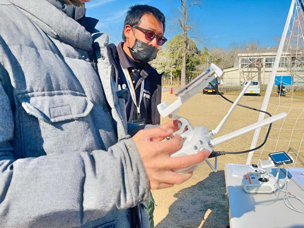 操舵者の指先を確認。機動中スティックから指を離すと危険行為として失格になります