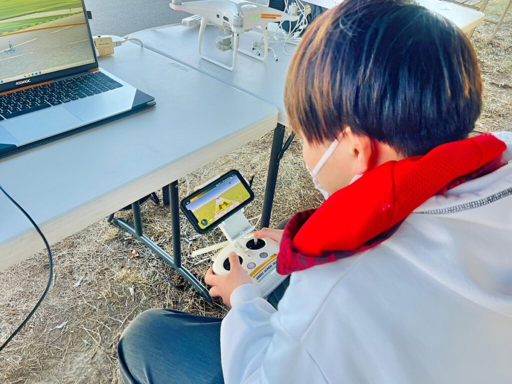 機材に搭載されているリアルシュミレーター。両スティックを駆使して飛行します