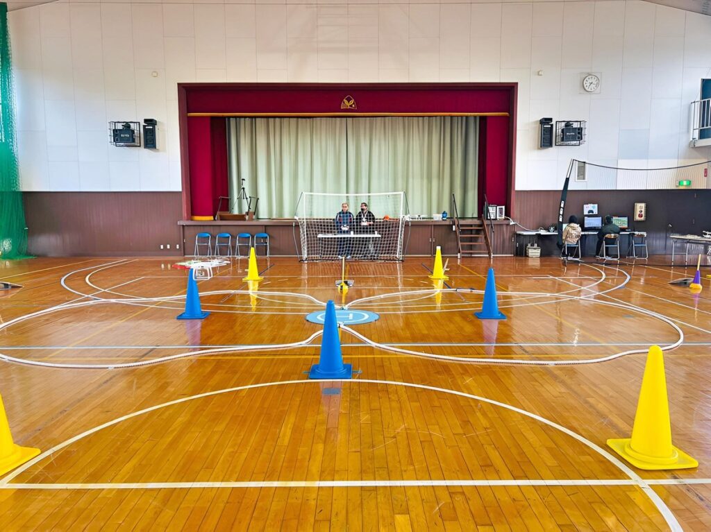 四方向のうち必ず苦戦するのか対面飛行（機首対面）全て操舵が逆になることから慣れるまで大変