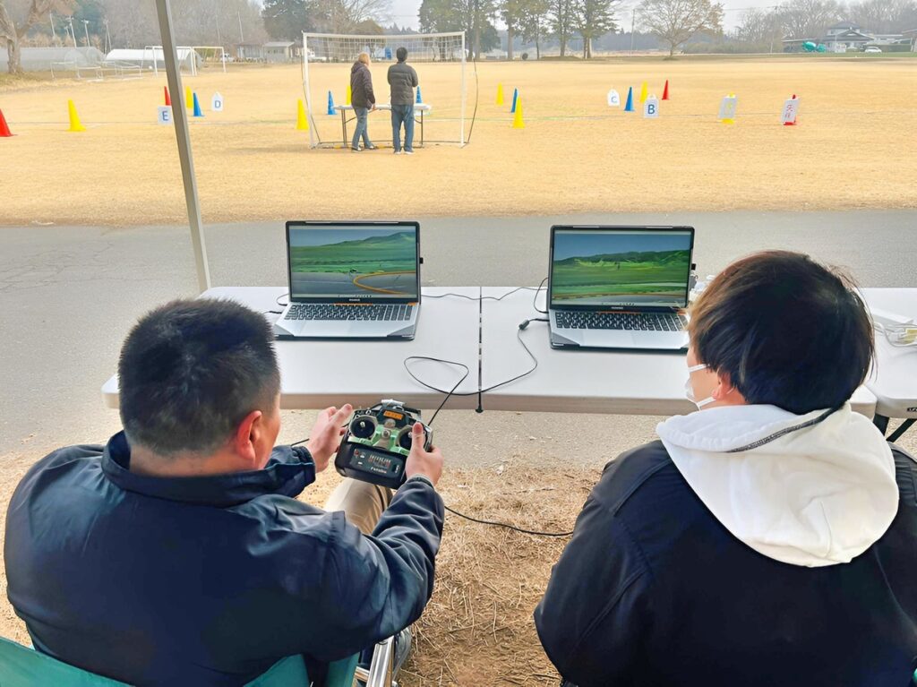 何やらシュミレーターで意見交換。コツを伝授しているようです。基本操舵は一緒、しかし覚え方はそれぞれ