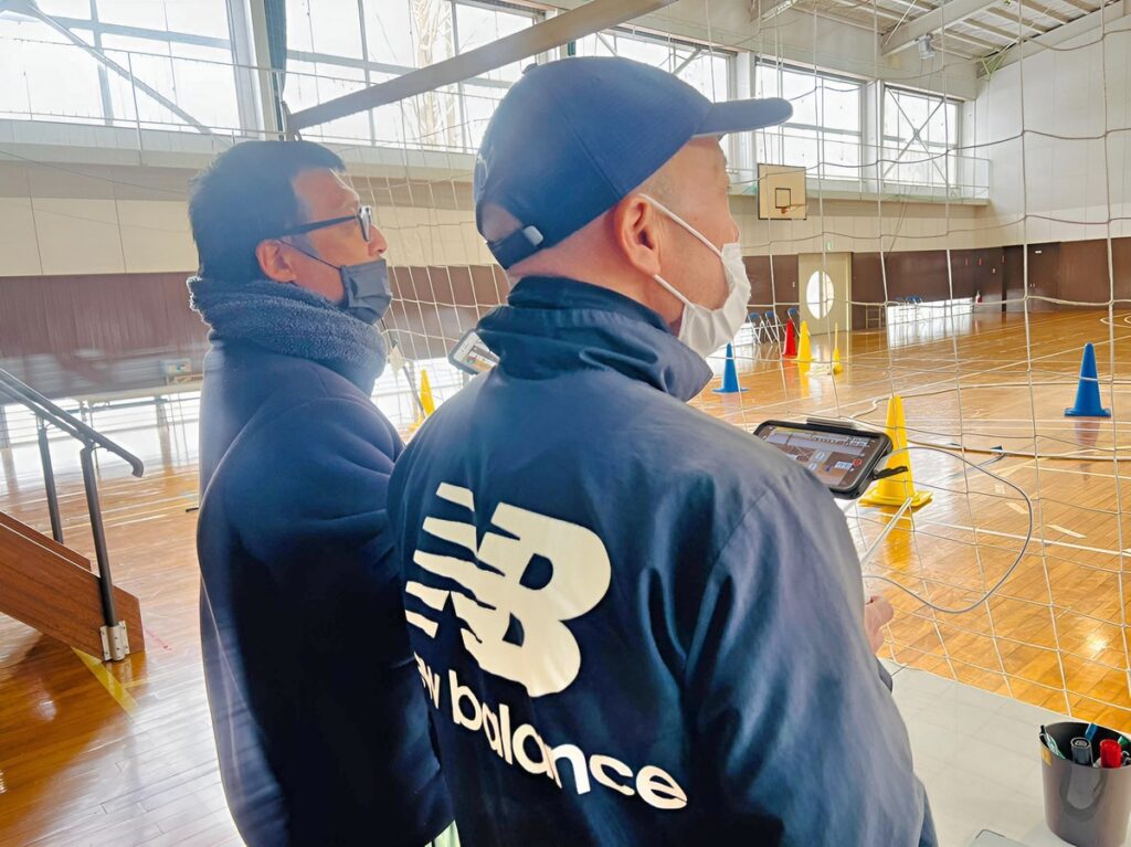 初めてのドローン飛行は真剣そのもの。教官から操舵のコツやドローン機動性について説明を受けました