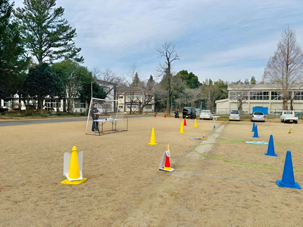 「実技審査」1.5mから3.5mの高度変化を伴うスクエア飛行（四角）。C-D地点の側面飛行がポイント