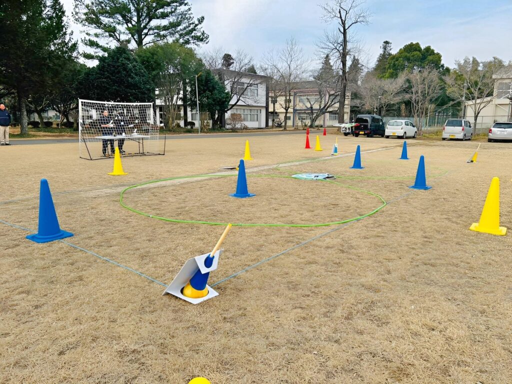 「実技審査」高度1.5m8の字飛行、約2周後緊急着陸指示。最短距離で平行移動後、緊急着陸実施