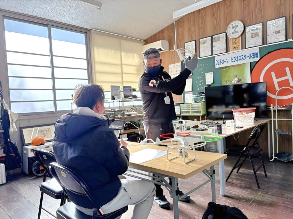 初日はオリエンテーションから飛行前点検から。この後実施訓練に入り、操舵訓練はフライトシュミレーター