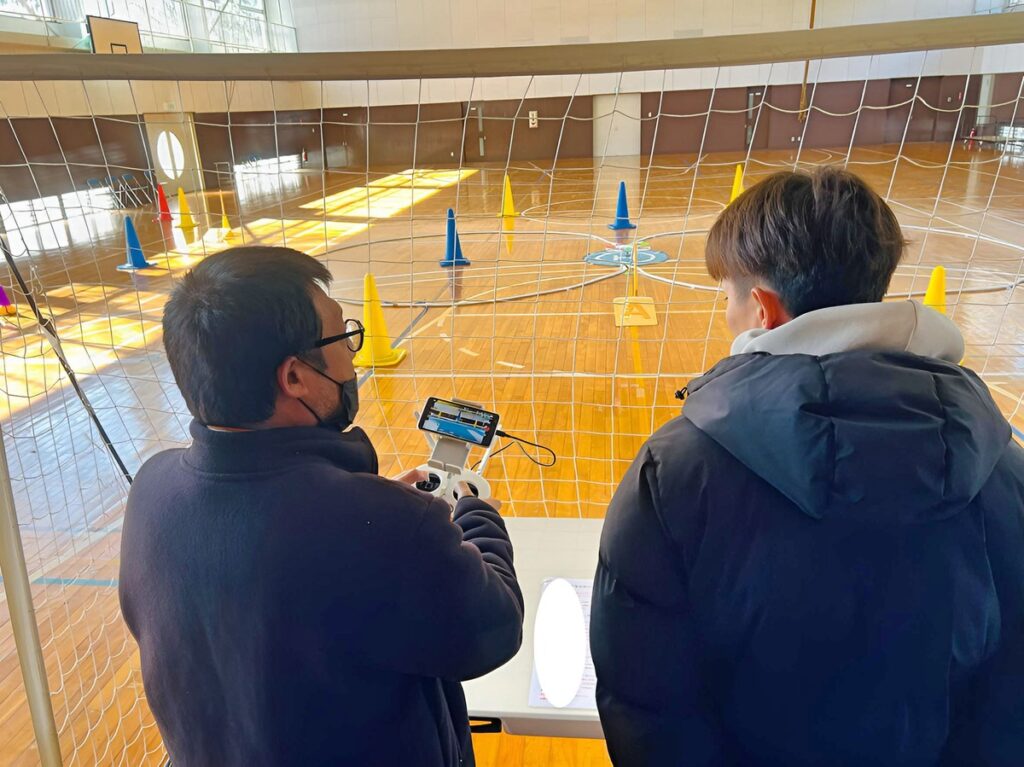 実地行動。基本操舵は離陸から十時軌道、慣れてきたところで四方向によるホバリング飛行です