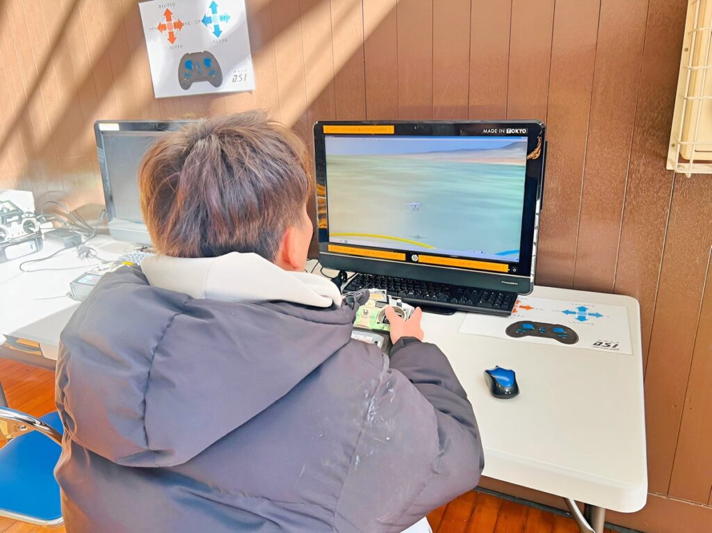 初めてのドローンは、左右のスティックの役割から習得し、次にドローンの機動性も併せて確認します