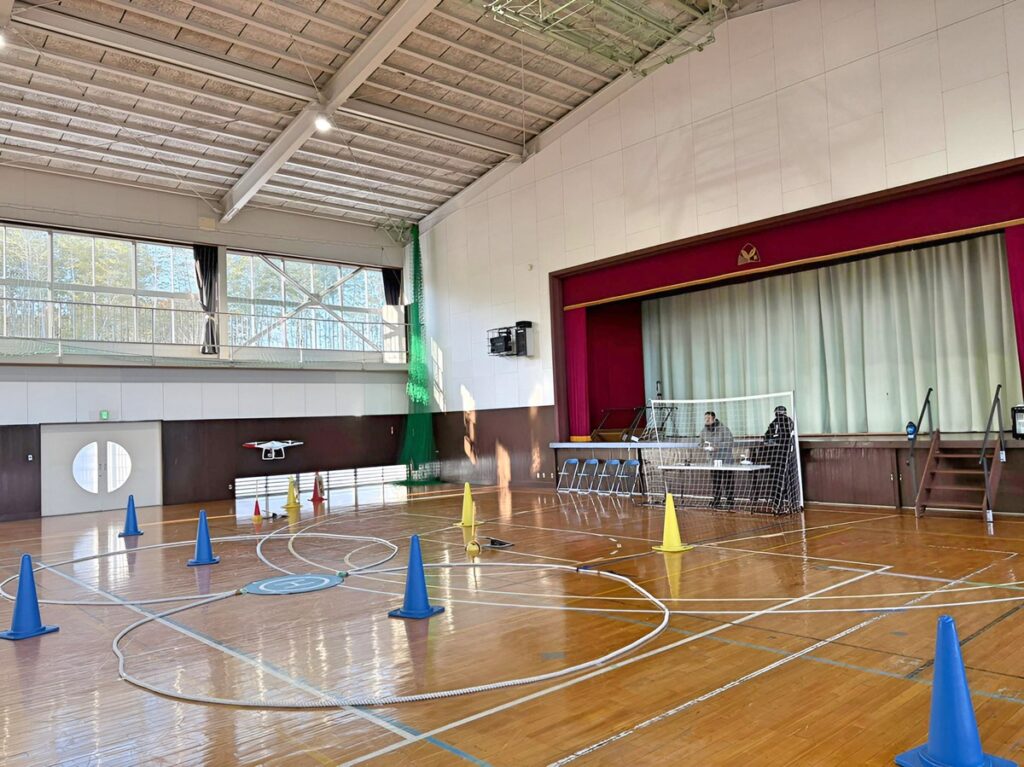 「飛行前点検」高度1.5m 四操舵（前後進・左右・両回転・上降昇）及びカメラ起動・映像転送の確認