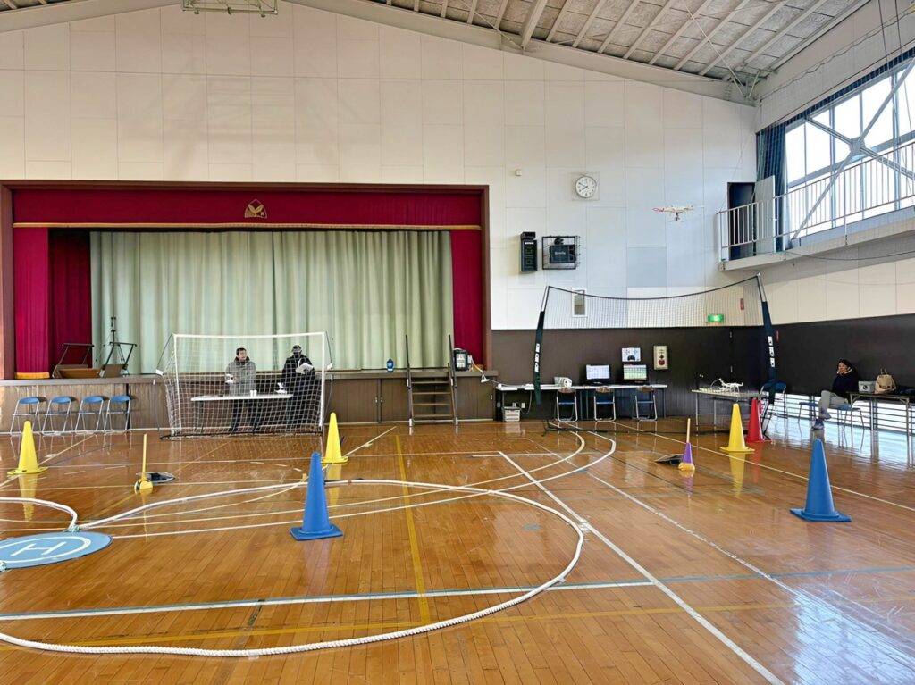 「実技審査」1.5mから3.5mの高度変化を伴うスクエア飛行（四角）。C-D地点の側面飛行がポイント