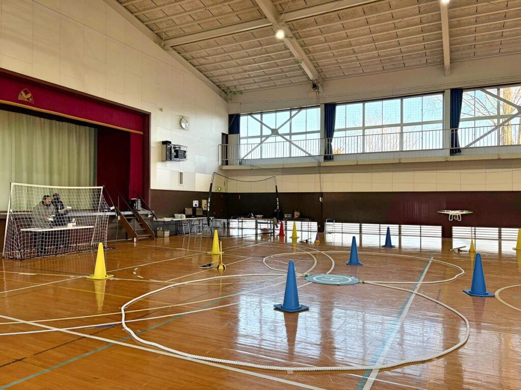 「実技審査」高度1.5m上昇後ホバリング・8の字飛行（時計周り、反時計回り）を2周。最も難操舵です