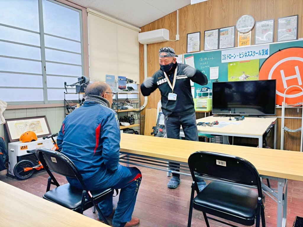 飛行訓練前ブリーフィング。課題と併せ訓練内容について飛行手段を確認