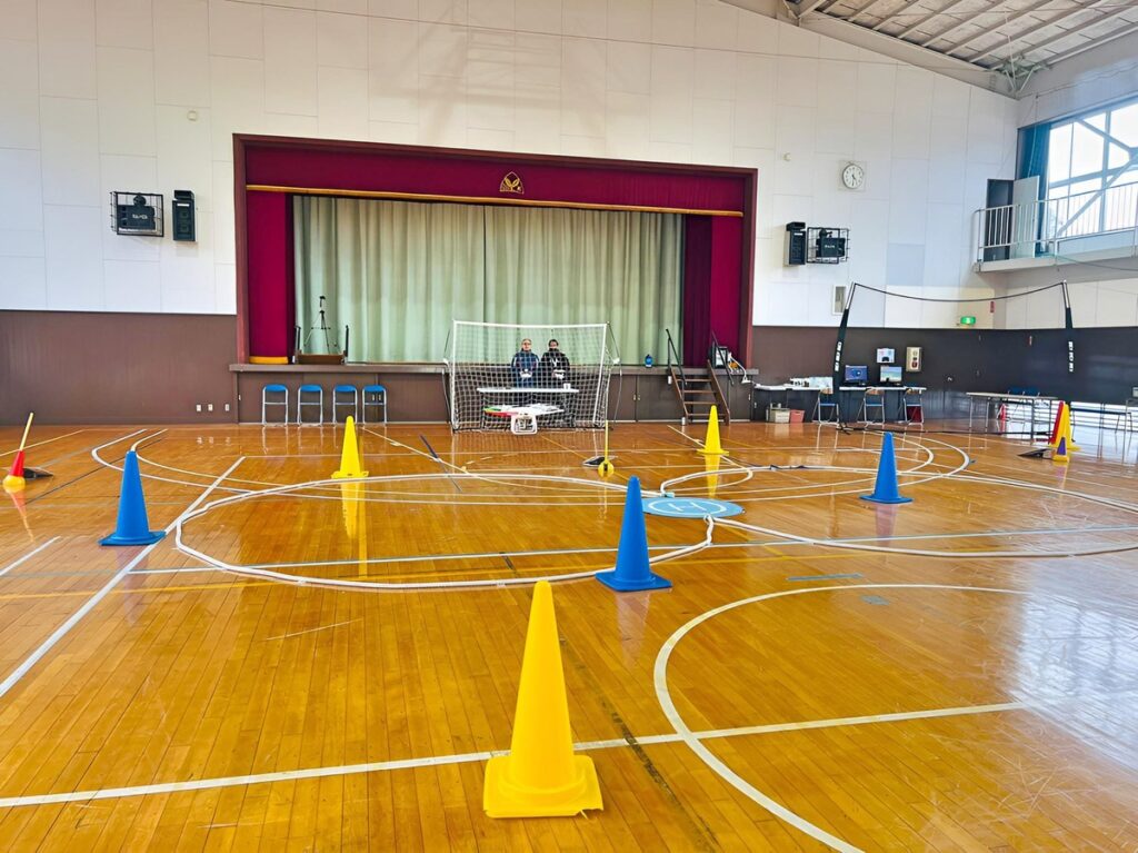 8の字飛行は正面、側面、対面飛行と全ての技術が求められます。操舵者は軌道を目安に操縦します