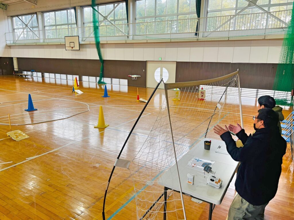 ドローン体験は基本飛行を中心に実施します。ラジコン経験があると高くないハードルです