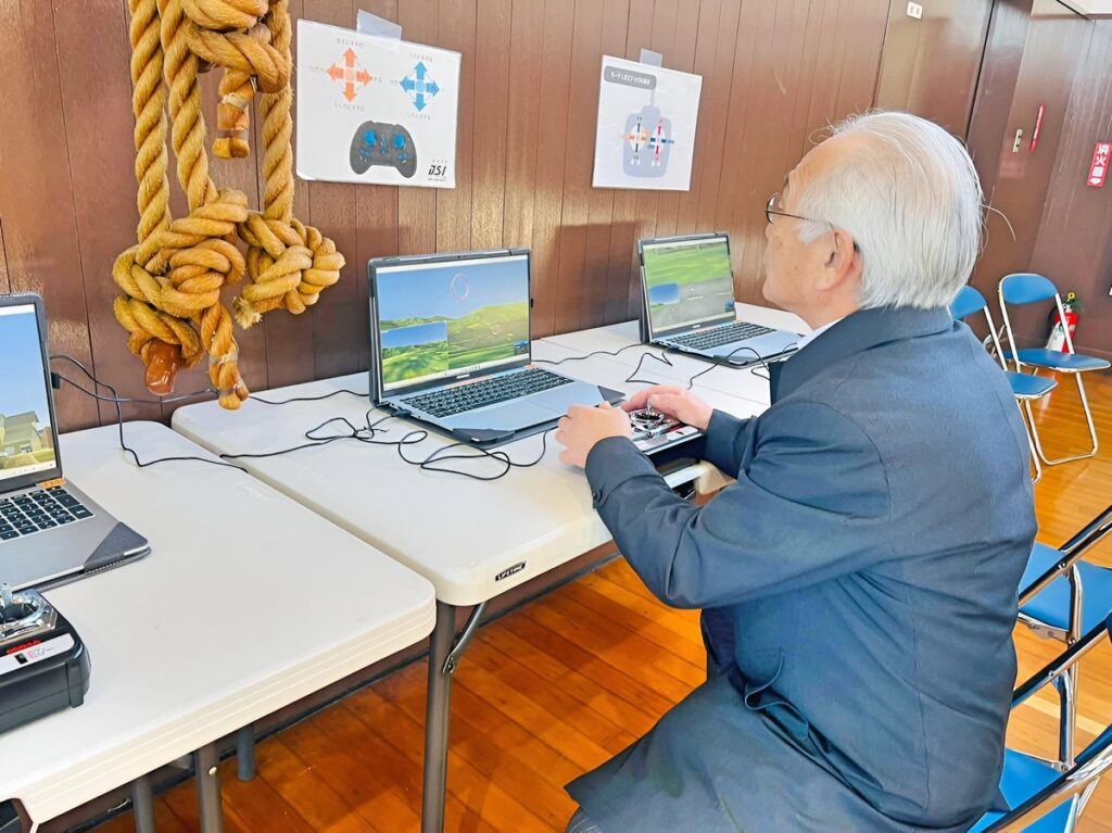 初めてのドローン。デリケートな操舵入力に関心されております。農業課題の糸口になりそうです