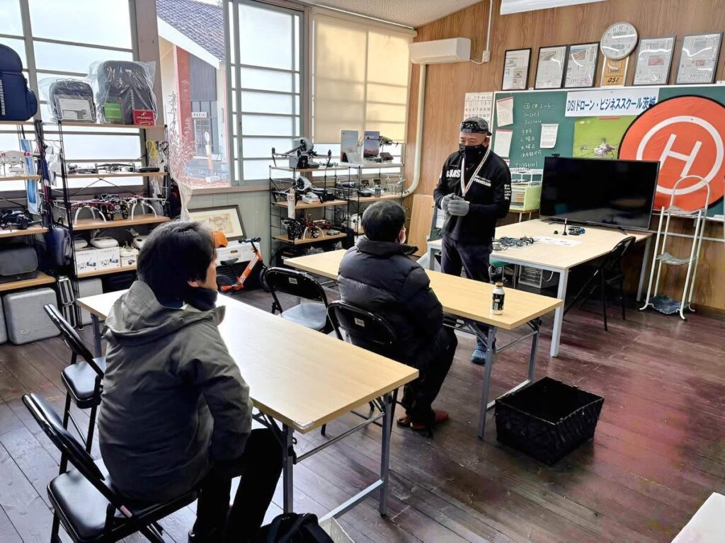 飛行訓練前ブリーフィング。本日の訓練予定と併せて各自課題を認識します。今日も安全に飛行します